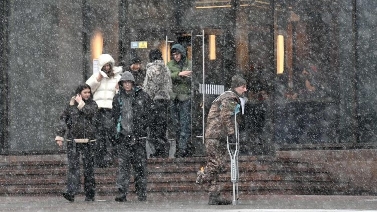 Um militar ucraniano ferido caminha por uma rua de Kiev durante uma nevasca em 15 de fevereiro de 2026, em meio &agrave; invas&atilde;o russa na Ucr&acirc;nia. (Foto de Sergei SUPINSKY / AFP)