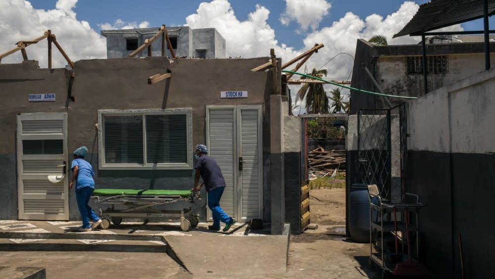 Enfermeiras da Clínica Bethany transportam um paciente em Toamasina, em 16 de fevereiro de 2026. A Clínica Bethany, privada e fundada por uma ONG sul-coreana, foi severamente afetada pela passagem do ciclone Gezani na terça-feira, 10 de fevereiro, mas ainda consegue receber muitos pacientes graças aos seus potentes geradores. Alguns desses pacientes não puderam ser atendidos pelos hospitais públicos da cidade, que estão paralisados ​​desde o ciclone, e foram encaminhados com urgência para a Clínica Bethany. Inundações e ventos fortes elevaram o número de mortos em Madagascar devido ao ciclone Gezani para 59, com mais de uma dúzia de pessoas ainda desaparecidas, informou a agência de desastres do país na segunda-feira. Este é o mais recente de uma série de tempestades tropicais que atingiram a ilha do sul da África nos últimos meses, ressaltando sua vulnerabilidade a eventos climáticos cada vez mais extremos, impulsionados pelas mudanças climáticas. (Foto: RIJASOLO / AFP)