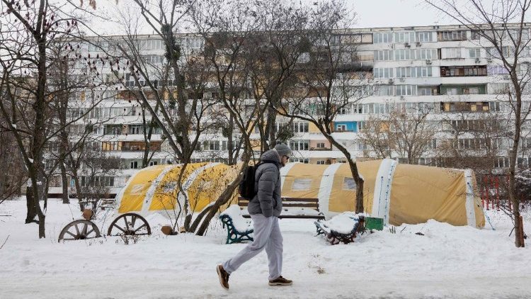 Tendas montadas em Kiev para abrigar aqueles que não têm mais casa ou não possuem aquecimento
