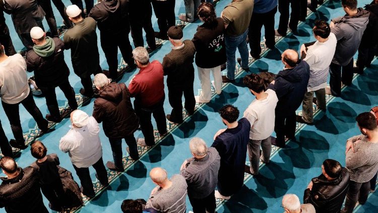 Fi&eacute;is mu&ccedil;ulmanos rezam na Mesquita Ulu, na Turquia, durante as ora&ccedil;&otilde;es da noite, para marcar o in&iacute;cio do m&ecirc;s sagrado de jejum do Ramad&atilde;, em Utrecht, em 18 de fevereiro de 2026.