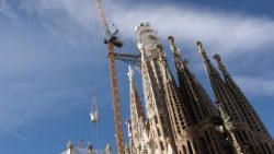 Keliamas Jėzaus bokšto smailės kryžiaus dalis 