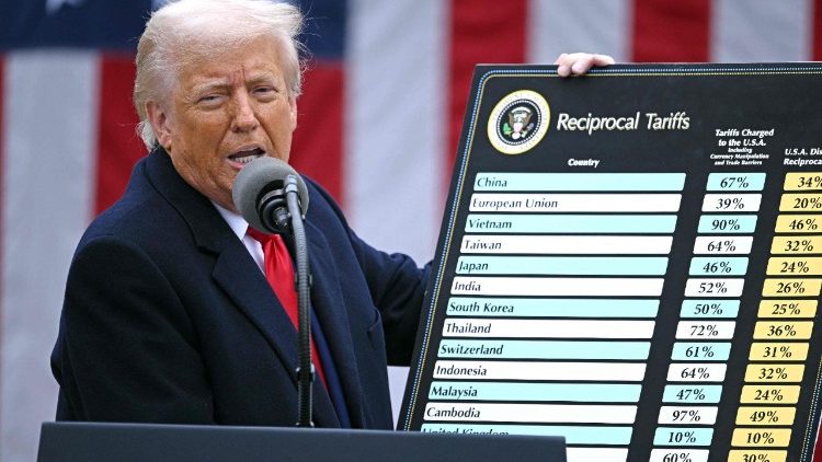 Il presidente Trump espone alla stampa la propria politica doganale