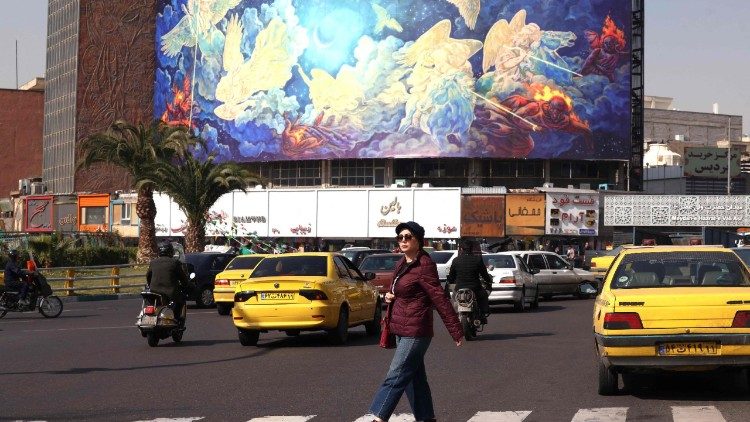 Una donna iraniana per le strade di Teheran (Atta Kenare/Afp)