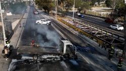 Po vadeivos žūties Meksikos kartelio nariai degino automobilius