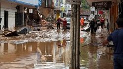 Ruas de Juiz de Fora tomadas por lama após fortes chuvas e deslizamentos de terra. (Photo by handout/ Minas Gerais Fire Department /AFP)