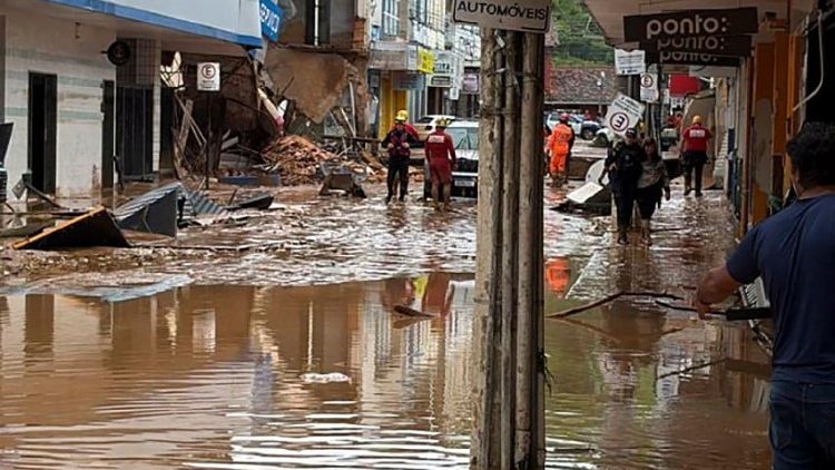 Ruas de Juiz de Fora tomadas por lama após fortes chuvas e deslizamentos de terra. (Photo by handout/ Minas Gerais Fire Department /AFP)