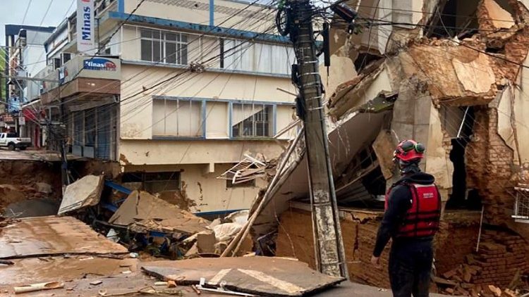 Bombeiro observa destro&ccedil;os de pr&eacute;dio destru&iacute;do pelas fortes chuvas em Juiz de Fora, MG, onde pelo menos 20 pessoas morreram.. (Photo by Handout / Minas Gerais Fire Department / AFP)