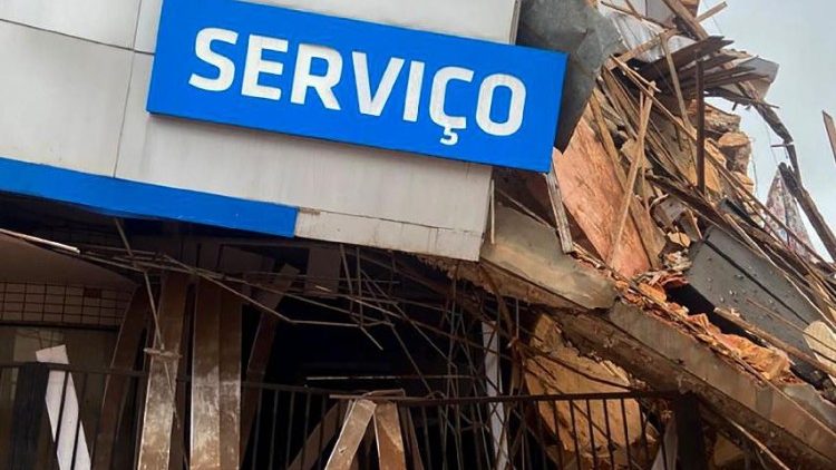 Pr&eacute;dio destru&iacute;do pelas fortes chuvas em Juiz de Fora, MG. (Photo by Handout / Minas Gerais Fire Department / AFP) 