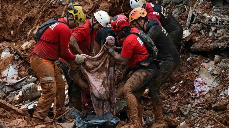 Equipes de resgate procuram vítimas entre os escombros, após o governo do Brasil reconhecer estado de calamidade devido às fortes chuvas que deixaram mortos e desaparecidos em Juiz de Fora.