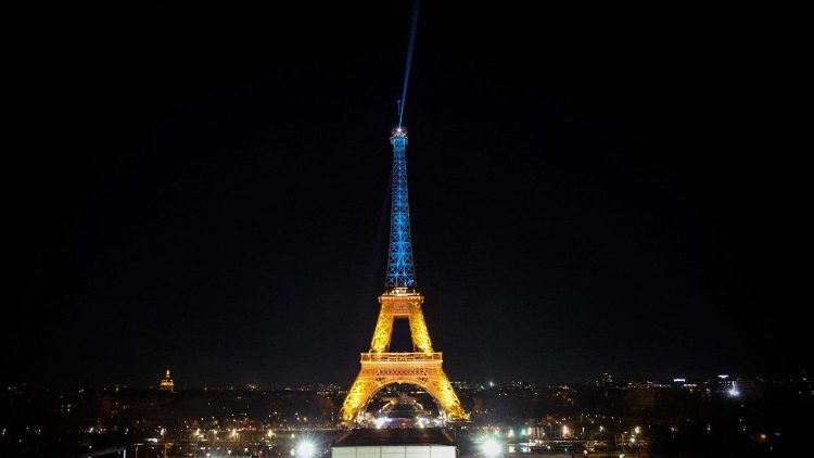 A Torre Eiffel foi iluminada com as cores da bandeira ucraniana para marcar o quarto anivers&aacute;rio da guerra de agress&atilde;o da R&uacute;ssia contra a Ucr&acirc;nia, em Paris, em 24 de fevereiro de 2026. A R&uacute;ssia lan&ccedil;ou sua invas&atilde;o em grande escala da Ucr&acirc;nia em 24 de fevereiro de 2022, desencadeando a guerra mais sangrenta na Europa desde a Segunda Guerra Mundial. (Foto de Ludovic MARIN / AFP)