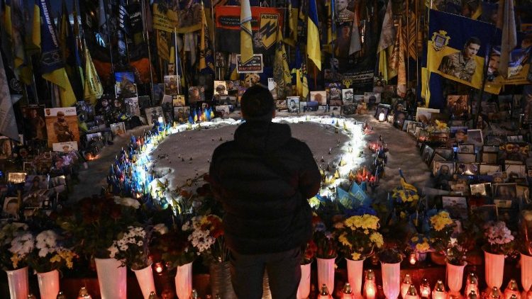 Um homem est&aacute; em frente a um memorial improvisado para soldados ucranianos e estrangeiros durante uma cerim&ocirc;nia de comemora&ccedil;&atilde;o do quarto anivers&aacute;rio da invas&atilde;o da Ucr&acirc;nia pela R&uacute;ssia, na Pra&ccedil;a da Independ&ecirc;ncia em Kiev, em 24 de fevereiro de 2026. (Foto de Genya SAVILOV / AFP)