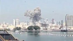 बहरीन में धमाकों की आवाज़ के बाद आसमान में धुआं उठा