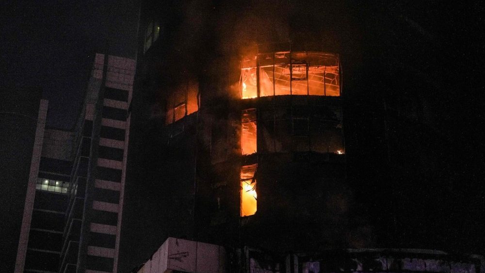 Chamas consomem um prédio após um ataque iraniano na capital Manama, em 28 de fevereiro de 2026. Os Estados Unidos e Israel lançaram uma série de ataques em 28 de fevereiro contra alvos no Irã, provocando uma rápida retaliação da república islâmica, que respondeu com ataques de mísseis em toda a região. (Foto de Fadhel MADAN / AFP)