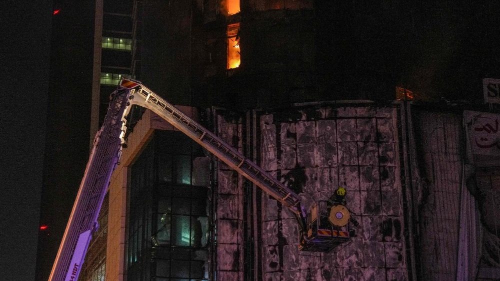 Equipes de emergência trabalham para extinguir um incêndio em um prédio após um ataque iraniano na capital Manama, em 28 de fevereiro de 2026. Os Estados Unidos e Israel lançaram uma série de ataques em 28 de fevereiro contra alvos no Irã, provocando uma rápida retaliação da república islâmica, que respondeu com ataques de mísseis em toda a região. (Foto de Fadhel MADAN / AFP)