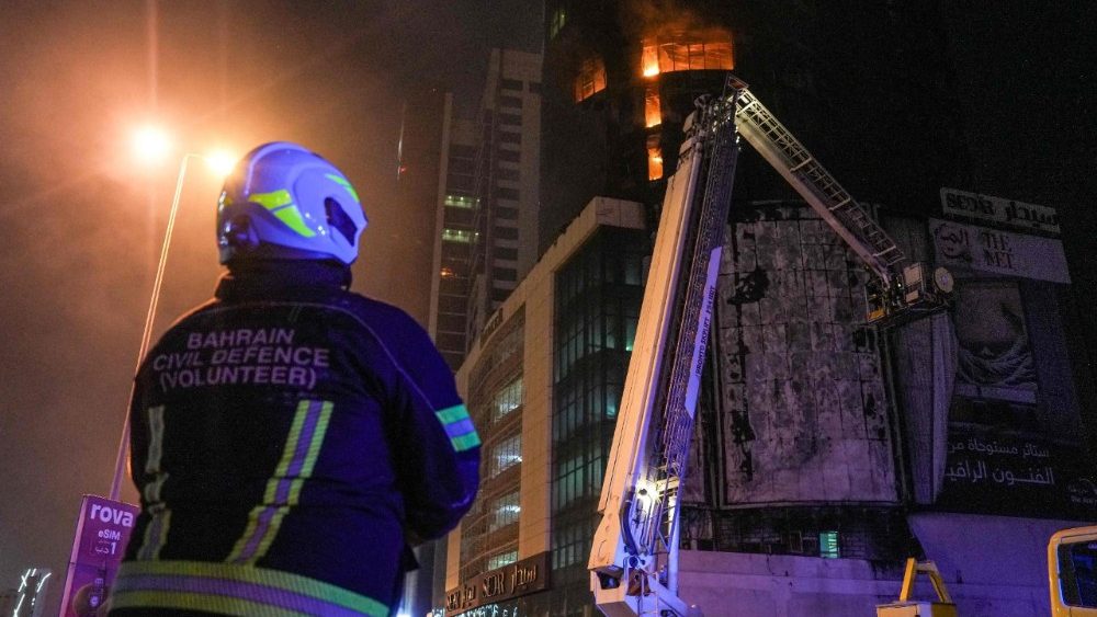 Equipes de emergência trabalham para extinguir um incêndio em um prédio após um ataque iraniano na capital Manama, em 28 de fevereiro de 2026. Os Estados Unidos e Israel lançaram uma série de ataques em 28 de fevereiro contra alvos no Irã, provocando uma rápida retaliação da república islâmica, que respondeu com ataques de mísseis em toda a região. (Foto de Fadhel MADAN / AFP)