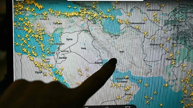 Uma pessoa aponta para uma página no site Flightradar 24 que mostra voos civis evitando o espaço aéreo iraniano e iraquiano, em Paris, em 1º de março de 2026.