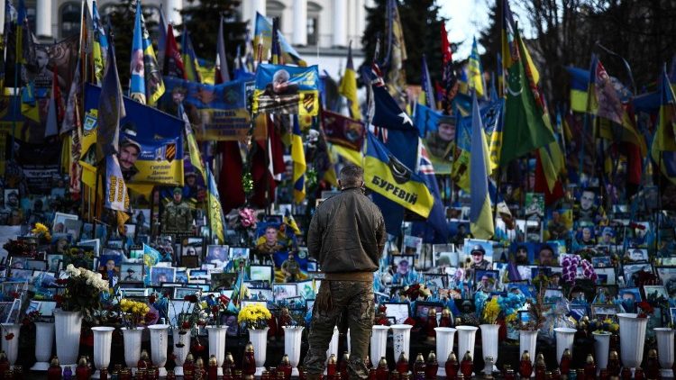 Um membro das for&ccedil;as armadas visita um memorial improvisado em homenagem aos soldados ucranianos e estrangeiros mortos em combate na Pra&ccedil;a da Independ&ecirc;ncia, em Kiev, em 2 de mar&ccedil;o de 2026, em meio &agrave; invas&atilde;o russa da Ucr&acirc;nia. (Foto de HENRY NICHOLLS / AFP)