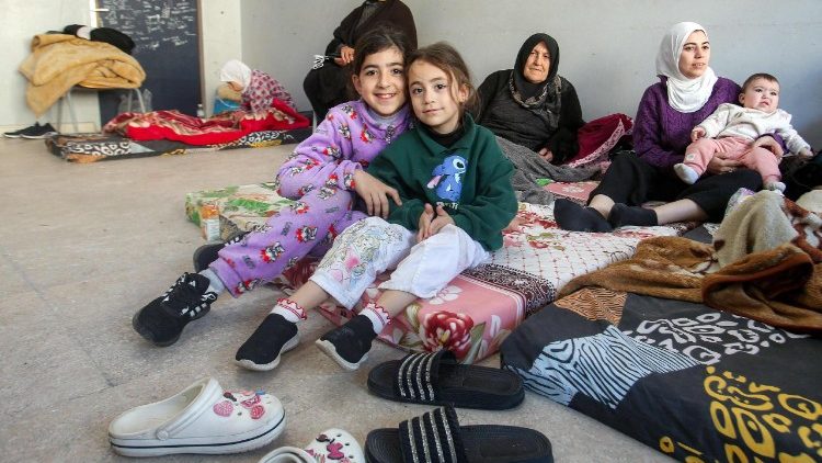 Mulheres e crian&ccedil;as deslocadas pelo conflito no sul do L&iacute;bano buscam ref&uacute;gio em uma sala de aula de uma escola transformada em abrigo em Sidon.