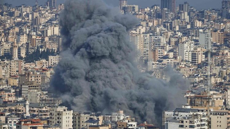 Израел предприе нови удари срещу Иран и Ливан, където държавните медии съобщиха, че на 4 март е била ударена жилищна сграда, а иранските гвардейци заявиха, че са блокирали един от най-важните транспортни маршрути за енергия в света.