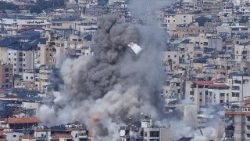 Густы слуп дыму ўздымаецца над месцам ізраільскага авіяўдару ў паўднёвым прыгарадзе Бейрута Харэт-Хрэйк