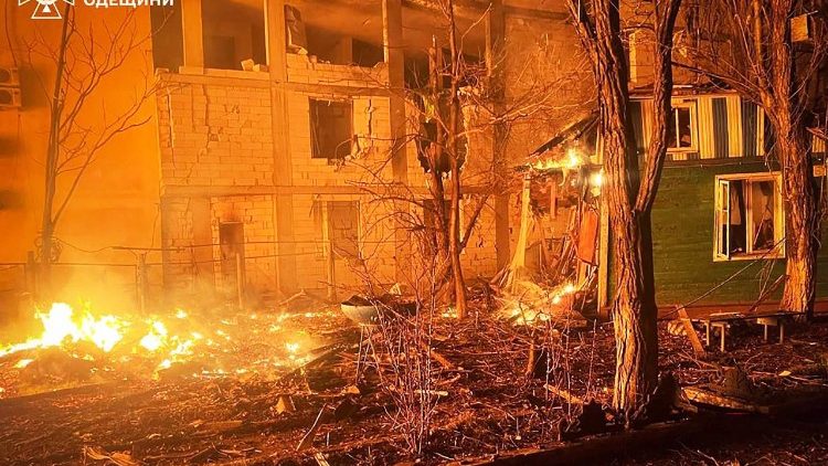 Esta fotografia, divulgada pelo Servi&ccedil;o Estatal de Emerg&ecirc;ncia da Ucr&acirc;nia em 5 de mar&ccedil;o de 2026, mostra edif&iacute;cios em chamas ap&oacute;s um ataque russo na costa do distrito de Bilgorod-Dnistrovskyi, na regi&atilde;o de Odessa, durante a invas&atilde;o russa da Ucr&acirc;nia. (Photo by Handout / State Emergency Service of Ukraine / AFP)