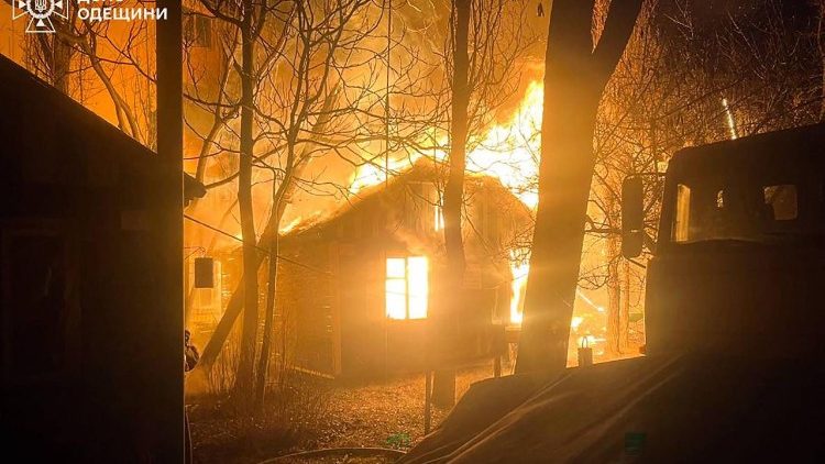 Esta fotografia, divulgada pelo Servi&ccedil;o Estatal de Emerg&ecirc;ncia da Ucr&acirc;nia em 5 de mar&ccedil;o de 2026, mostra edif&iacute;cios em chamas ap&oacute;s um ataque russo na costa do distrito de Bilgorod-Dnistrovskyi, na regi&atilde;o de Odessa, durante a invas&atilde;o russa da Ucr&acirc;nia. (Photo by Handout / State Emergency Service of Ukraine / AFP)