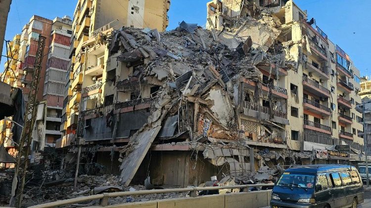 Cen&aacute;rio de devasta&ccedil;&atilde;o em Beirute: uma van circula entre os escombros de um edif&iacute;cio destru&iacute;do ap&oacute;s ataques a&eacute;reos no bairro de Ghobeiry, no sub&uacute;rbio sul da capital libanesa, nesta quinta (05/03)