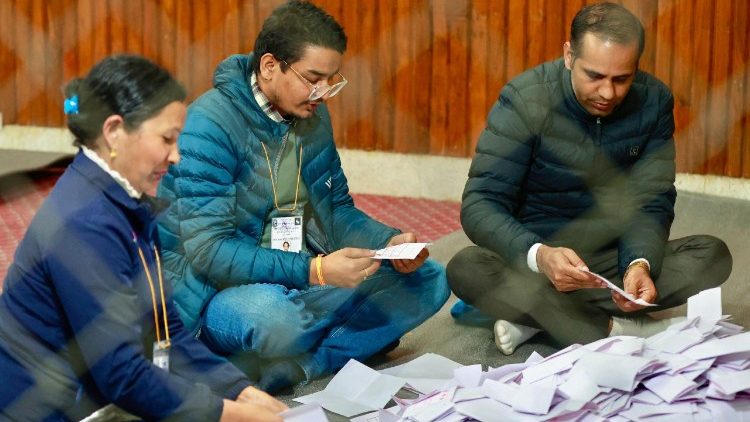 Stimmenauszählung nach der Parlamentswahl in Nepal