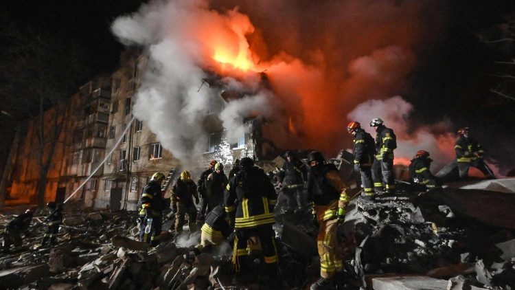 Bombeiros combatem um inc&ecirc;ndio e removem os escombros de um pr&eacute;dio residencial de cinco andares em Kharkiv, em 7 de mar&ccedil;o de 2026, ap&oacute;s o edif&iacute;cio ter sido parcialmente destru&iacute;do por um ataque russo durante a invas&atilde;o da Ucr&acirc;nia pela R&uacute;ssia. A Ucr&acirc;nia emitiu um alerta a&eacute;reo nacional no in&iacute;cio da manh&atilde; de 7 de mar&ccedil;o, ap&oacute;s ataques russos terem ferido 10 pessoas na regi&atilde;o de Kharkiv, segundo as autoridades. O chefe militar regional de Kharkiv, Oleg Synegubov, afirmou que pelo menos tr&ecirc;s pessoas foram hospitalizadas, incluindo um menino de 11 anos, ap&oacute;s um ataque a um pr&eacute;dio residencial. (Foto de SERGEY BOBOK / AFP)