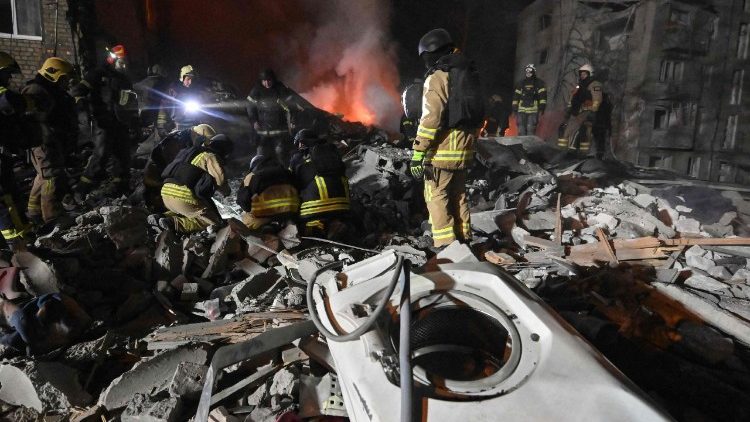 Bombeiros combatem um inc&ecirc;ndio e removem os escombros de um pr&eacute;dio residencial de cinco andares em Kharkiv, em 7 de mar&ccedil;o de 2026, ap&oacute;s o edif&iacute;cio ter sido parcialmente destru&iacute;do por um ataque russo durante a invas&atilde;o da Ucr&acirc;nia pela R&uacute;ssia. A Ucr&acirc;nia emitiu um alerta a&eacute;reo nacional no in&iacute;cio da manh&atilde; de 7 de mar&ccedil;o, ap&oacute;s ataques russos terem ferido 10 pessoas na regi&atilde;o de Kharkiv, segundo as autoridades. O chefe militar regional de Kharkiv, Oleg Synegubov, afirmou que pelo menos tr&ecirc;s pessoas foram hospitalizadas, incluindo um menino de 11 anos, ap&oacute;s um ataque a um pr&eacute;dio residencial. (Foto de SERGEY BOBOK / AFP)