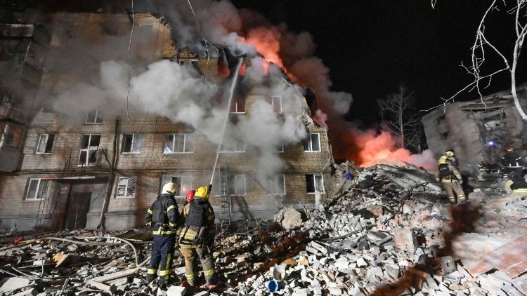 Bombeiros combatem um inc&ecirc;ndio e removem os escombros de um pr&eacute;dio residencial de cinco andares em Kharkiv, em 7 de mar&ccedil;o de 2026, ap&oacute;s o edif&iacute;cio ter sido parcialmente destru&iacute;do por um ataque russo durante a invas&atilde;o da Ucr&acirc;nia pela R&uacute;ssia. A Ucr&acirc;nia emitiu um alerta a&eacute;reo nacional no in&iacute;cio da manh&atilde; de 7 de mar&ccedil;o, ap&oacute;s ataques russos terem ferido 10 pessoas na regi&atilde;o de Kharkiv, segundo as autoridades. O chefe militar regional de Kharkiv, Oleg Synegubov, afirmou que pelo menos tr&ecirc;s pessoas foram hospitalizadas, incluindo um menino de 11 anos, ap&oacute;s um ataque a um pr&eacute;dio residencial. (Foto de SERGEY BOBOK / AFP)