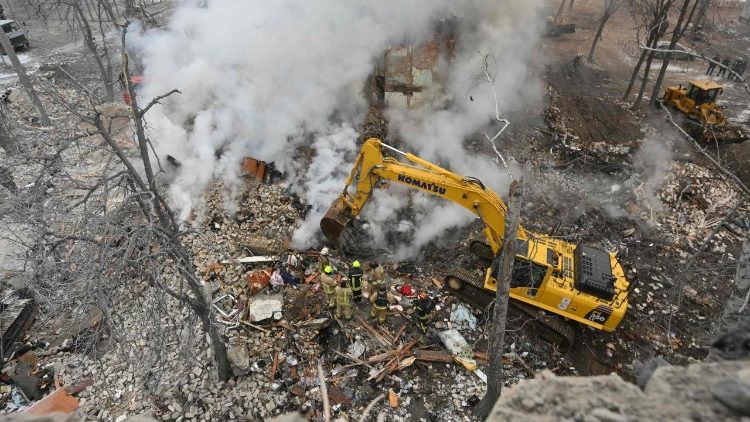 Equipes de resgate vasculham os escombros de um pr&eacute;dio residencial de cinco andares atingido por um m&iacute;ssil bal&iacute;stico em Kharkiv, em 7 de mar&ccedil;o de 2026, durante a invas&atilde;o russa da Ucr&acirc;nia. A R&uacute;ssia bombardeou a Ucr&acirc;nia com ataques de drones e m&iacute;sseis durante a noite, matando seis pessoas e desencadeando alertas a&eacute;reos em todo o pa&iacute;s, disseram autoridades. Os corpos de cinco pessoas foram encontrados nos escombros de um pr&eacute;dio de apartamentos na regi&atilde;o leste de Kharkiv, enquanto uma pessoa morreu na regi&atilde;o de Dnipropetrovsk. (Foto de SERGEY BOBOK / AFP)