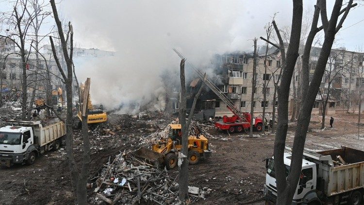 Equipes de resgate trabalham na base de um pr&eacute;dio residencial de cinco andares atingido por um m&iacute;ssil bal&iacute;stico em Kharkiv, em 7 de mar&ccedil;o de 2026, durante a invas&atilde;o russa da Ucr&acirc;nia. A R&uacute;ssia bombardeou a Ucr&acirc;nia com ataques de drones e m&iacute;sseis durante a noite, matando seis pessoas e desencadeando alertas a&eacute;reos em todo o pa&iacute;s, disseram autoridades. Os corpos de cinco pessoas foram encontrados nos escombros de um pr&eacute;dio de apartamentos na regi&atilde;o leste de Kharkiv, enquanto uma pessoa morreu na regi&atilde;o de Dnipropetrovsk. (Foto de SERGEY BOBOK / AFP)