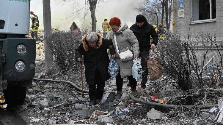 Moradores deixam a &aacute;rea ap&oacute;s um pr&eacute;dio residencial de cinco andares ter sido atingido por um m&iacute;ssil bal&iacute;stico em Kharkiv, em 7 de mar&ccedil;o de 2026, em meio &agrave; invas&atilde;o russa da Ucr&acirc;nia. A R&uacute;ssia bombardeou a Ucr&acirc;nia com ataques de drones e m&iacute;sseis durante a noite, matando seis pessoas e desencadeando alertas a&eacute;reos em todo o pa&iacute;s, disseram autoridades. Os corpos de cinco pessoas foram encontrados nos escombros de um pr&eacute;dio de apartamentos na regi&atilde;o leste de Kharkiv, enquanto uma pessoa foi morta na regi&atilde;o de Dnipropetrovsk. (Foto de SERGEY BOBOK / AFP)