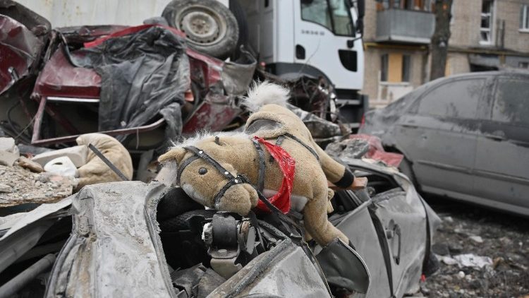 Esta fotografia mostra um cavalo empalhado em meio aos escombros de um pr&eacute;dio residencial de cinco andares atingido por um m&iacute;ssil bal&iacute;stico em Kharkiv, em 7 de mar&ccedil;o de 2026, durante a invas&atilde;o russa da Ucr&acirc;nia. A R&uacute;ssia bombardeou a Ucr&acirc;nia com ataques de drones e m&iacute;sseis durante a noite, matando seis pessoas e desencadeando alertas a&eacute;reos em todo o pa&iacute;s, disseram autoridades. Os corpos de cinco pessoas foram encontrados nos escombros de um pr&eacute;dio de apartamentos na regi&atilde;o leste de Kharkiv, enquanto uma pessoa morreu na regi&atilde;o de Dnipropetrovsk. (Foto de SERGEY BOBOK / AFP)