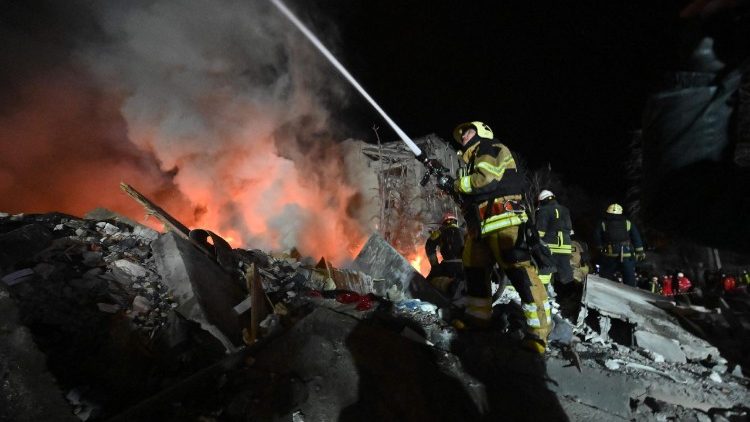 Bombeiros combatem um inc&ecirc;ndio e removem os escombros de um pr&eacute;dio residencial de cinco andares atingido por um m&iacute;ssil bal&iacute;stico em Kharkiv, em 7 de mar&ccedil;o de 2026, durante a invas&atilde;o russa da Ucr&acirc;nia. A R&uacute;ssia bombardeou a Ucr&acirc;nia com ataques de drones e m&iacute;sseis durante a noite, matando seis pessoas e desencadeando alertas a&eacute;reos em todo o pa&iacute;s, disseram autoridades. Os corpos de cinco pessoas foram encontrados nos escombros de um pr&eacute;dio de apartamentos na regi&atilde;o leste de Kharkiv, enquanto uma pessoa morreu na regi&atilde;o de Dnipropetrovsk. (Foto de SERGEY BOBOK / AFP)