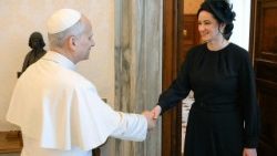 लित्वानिया की प्रधानमंत्री सुश्री इंगा रूजिनिने से मुलाकात करते पोप लियो 14वें