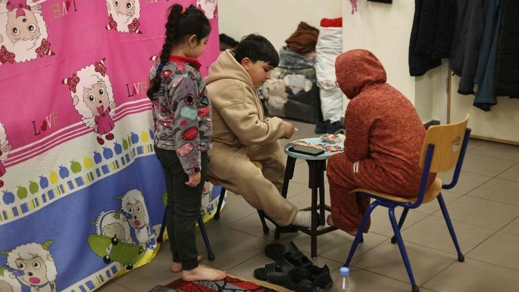 Crian&ccedil;as deslocadas brincam antes do “iftar” em escola-abrigo em Beirute, em 7 de mar&ccedil;o de 2026. Desde o in&iacute;cio da guerra, 454 mil pessoas foram registradas como deslocadas no L&iacute;bano.