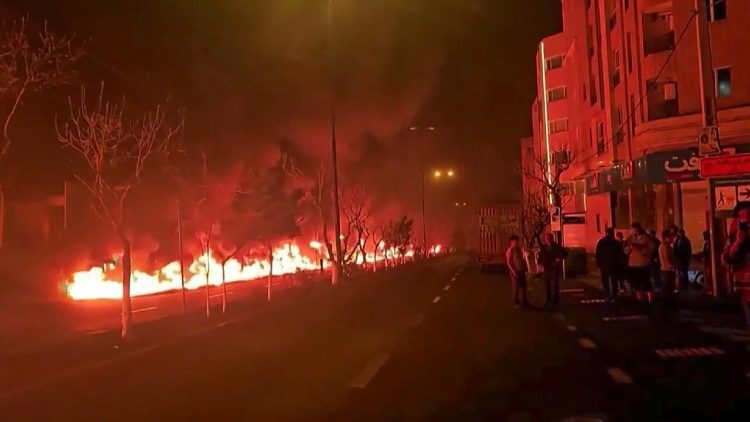 ಟೆಹ್ರಾನ್ ತೈಲ ಸಂಸ್ಕರಣಾಗಾರದಲ್ಲಿ ನಡೆದ ದಾಳಿಯ ನಂತರ ಸ್ಫೋಟಗಳು ಸಂಭವಿಸಿವೆ