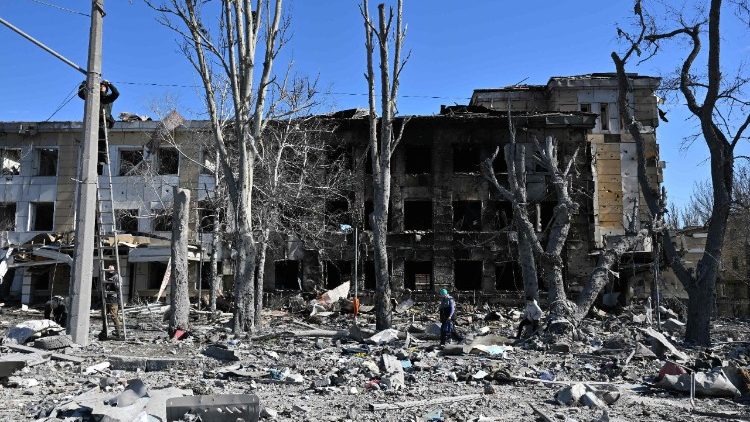Oper&aacute;rios reparam a fia&ccedil;&atilde;o el&eacute;trica em frente a uma cl&iacute;nica infantil gravemente danificada ap&oacute;s bombardeios recentes, que autoridades locais instaladas pela R&uacute;ssia classificaram como um ataque militar ucraniano, em Donetsk, Ucr&acirc;nia controlada pela R&uacute;ssia, em 9 de mar&ccedil;o de 2026, em meio ao conflito russo-ucraniano em curso. (Foto: AFP)