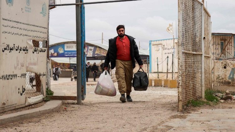 Un cittadino afghano sfollato al valico di frontiera di Qala, tra Afghanistan e Iran