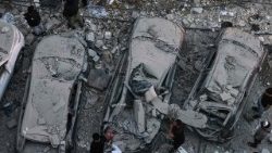 Los residentes se reúnen en el lugar donde se produjo un ataque aéreo israelí en el barrio de Aisha Bakkar, en Beirut.