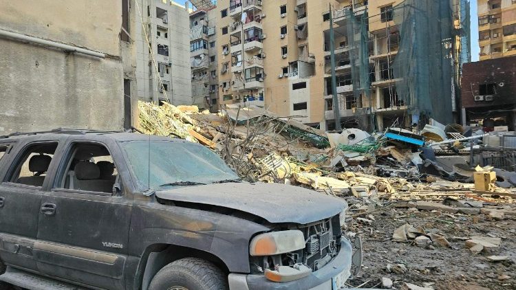 ಬೈರುತ್‌ನ ಆಯಿಷಾ ಬಕ್ಕರ್ ನೆರೆಹೊರೆಯಲ್ಲಿ ಇಸ್ರೇಲಿ ವೈಮಾನಿಕ ದಾಳಿ ನಡೆದ ಸ್ಥಳದಲ್ಲಿ ನಿವಾಸಿಗಳು ಒಟ್ಟುಗೂಡುತ್ತಾರೆ 