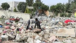 Un giovane tra le macerie in seguito a un raid aereo israeliano nel villaggio di Younine, nella valle della Bekaa