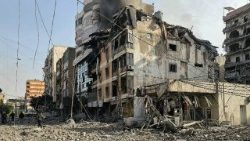 Edifícios destruídos após ataques aéreos israelenses na região de Mreijeh, nos subúrbios ao sul de Beirute, em 12 de março de 2026. Os ataques ocorreram enquanto o Hezbollah lançava novos mísseis contra Israel.