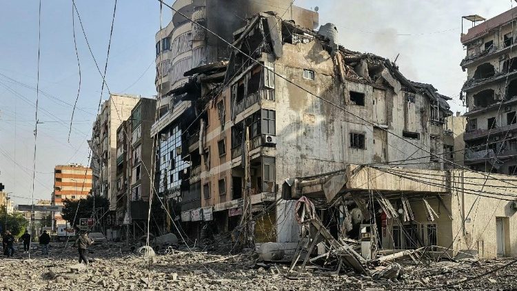 Edifícios destruídos após ataques aéreos israelenses na região de Mreijeh, nos subúrbios ao sul de Beirute, em 12 de março de 2026. Os ataques ocorreram enquanto o Hezbollah lançava novos mísseis contra Israel.