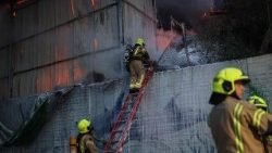 Prédio atingido por um míssil iraniano em Telaviv (AFP or licensors)