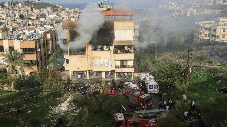 Una palazzina colpita da un attacco israeliano nel sud del Libano, nei pressi di Sidone