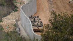 Des chars israéliens à la frontière entre Israël et le Liban. 