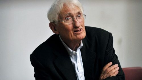 Juergen Habermas se reúne con periodistas en el auditorio de la Escuela de Filosofía de Atenas en agosto de 2013